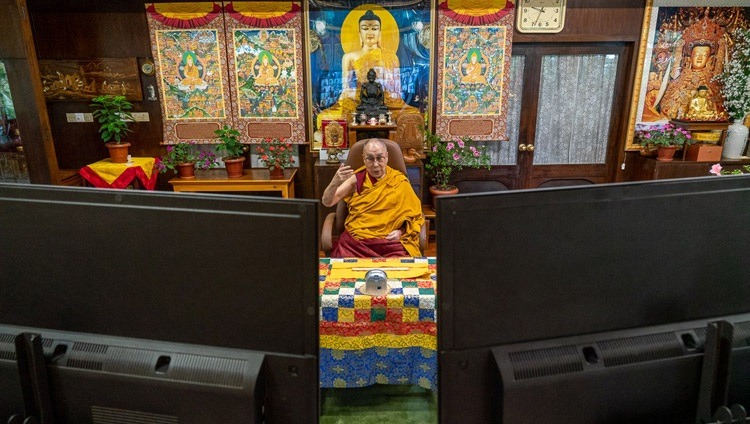 达赖喇嘛尊者在印度北部达兰萨拉的官邸透过网络视讯向亚洲信众传授无著贤菩萨所著的《佛子行三十七颂》等经典 2020年9月4日 摄影/Ven Tenzin Jamphel/OHHDL