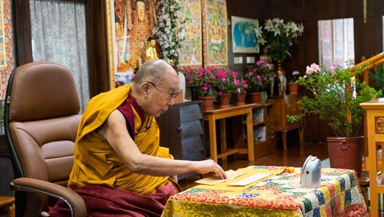 达赖喇嘛尊者在印度北部达兰萨拉的官邸透过网络视讯向亚洲信众传授宗喀巴大师所著的《三主要道》等经典 2020年9月4日 摄影/Ven Tenzin Jamphel/OHHDL