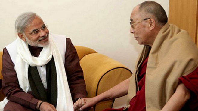 达赖喇嘛尊者于2013年与印度总理纳伦德拉·莫迪（时任拉贾斯坦邦首席部长）进行会晤 照片/ OHHDL