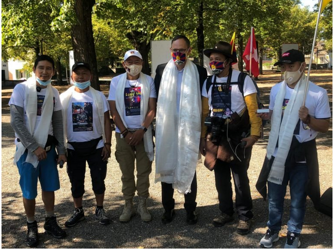 苏黎世州议会议员马里奥·费尔先生与五名展开徒步和平游行的藏人 2020年9月8日 照片/驻日内瓦办事处提供