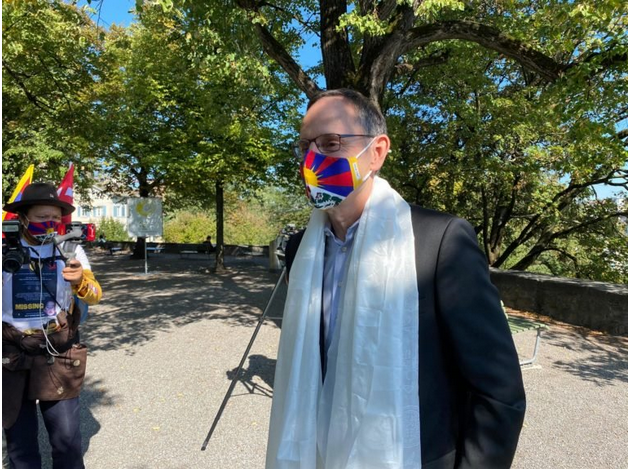 苏黎世州议会议员马里奥·费尔先生在欢送五名展开徒步和平游行的藏人的仪式上发表讲话 2020年9月8日 照片/驻日内瓦办事处提供