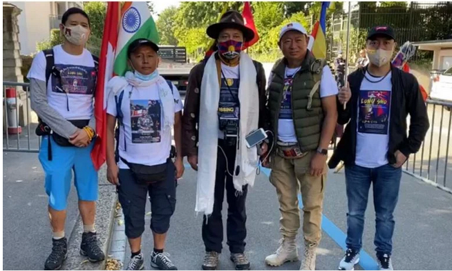 五名展开和平游行的藏人登南彭措、边巴次仁、扎西朗杰、格列朗杰和洛桑 照片/驻日内瓦办事处提供