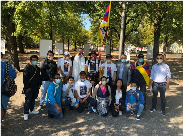 瑞士苏黎世藏人社区成员与五名展开徒步和平游行的藏人合影留念 2020年9月8日 照片/驻日内瓦办事处提供