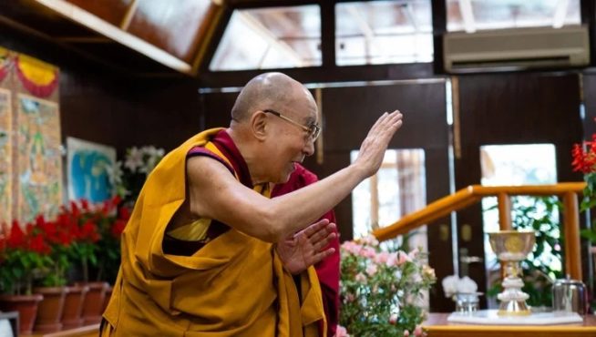 达赖喇嘛尊者在法会开始前透过视讯直播向台湾信众挥手致意 2020年10月2日 摄影/Ven Tenzin Jamphel / OHHDL