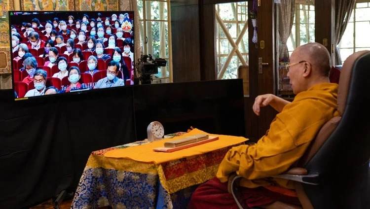 达赖喇嘛尊者透过视讯向台湾信众讲解宗喀巴大师所著的《入中论》等经典 2020年10月2日 摄影/Ven Tenzin Jamphel / OHHDL
