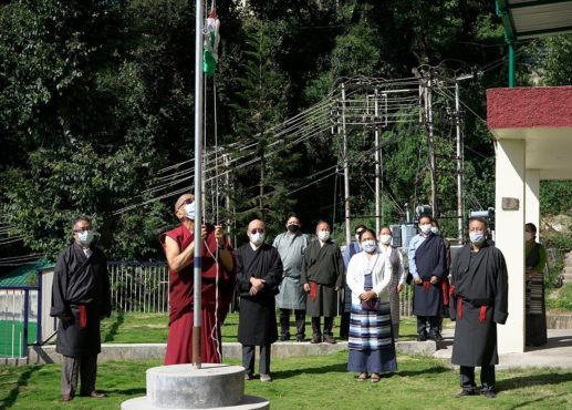 藏人行政中央各部门部长及秘书长等在噶夏秘书处前举办的升旗仪式上 2020年10月2日 摄影/Tenzin Phende/CTA