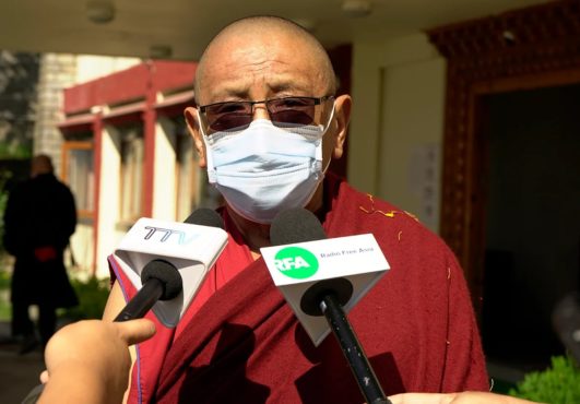 宗教部长宇妥噶玛格勒在纪念活动上接受媒体采访 2020年10月2日 摄影/Tenzin Phende/CTA