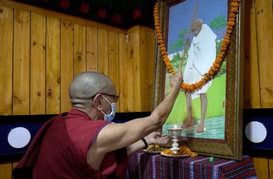 宗教部长宇妥噶玛格勒在纪念活动上向圣雄甘地的画像供奉酥油灯 2020年10月2日 摄影/Tenzin Phende/CTA