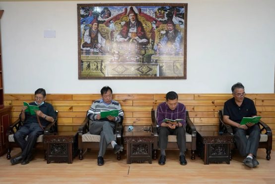 藏人行政中央最高法院大法官及相关工作人员举办祈愿法会悼念西藏著名前政治犯达那•晋美桑布 2020年10月19日 摄影/Tenzin Phende/CTA
