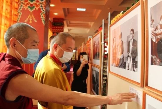 戴洛仁波切在主办方工作人员的带领下观看图片展览 2020年1 月2日 照片/驻蒙古国及独联体国家办事处提供