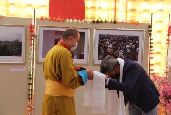 达赖喇嘛尊者影集作者向戴洛仁波切赠送影集 2020年10月2日 照片/驻蒙古国及独联体国家办事处提供