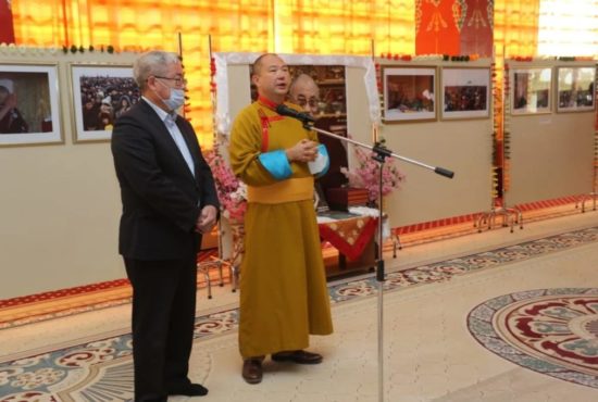 藏人行政中央驻蒙古国及独联体国家办事处代表戴洛仁波切在图片展览开幕式上致辞 2020年10月2日 照片/驻蒙古国及独联体国家办事处提供