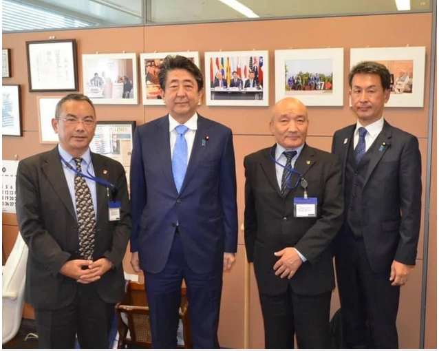新任代表次旺嘉波阿若亚博士（左）与卸任代表隆多先生（右二）在日本国会跨党派支持西藏小组成员长尾敬议员（右一）的陪同下会见了日本前首相安倍晋三     2020年10月28日    照片/驻日本办事处提供