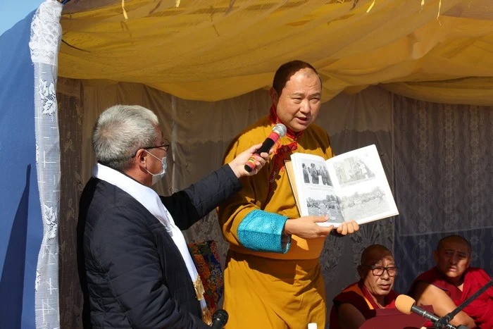 藏人行政中央驻俄罗斯等国代表戴洛仁波切在奠基典礼上介绍有关达赖喇嘛尊者访问该国地相册 照片/驻俄罗斯等国办事处提供