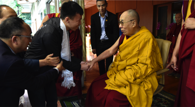 本文作者2019年在印度达兰萨拉受到达赖喇嘛尊者的亲切接见 照片/作者提供