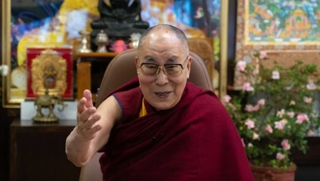 达赖喇嘛尊者在主题为“希望与幸福及其成因”的对话活动上向线上观众致意 2020年11月19日 摄影/Ven Tenzin Jamphel / OHHDL