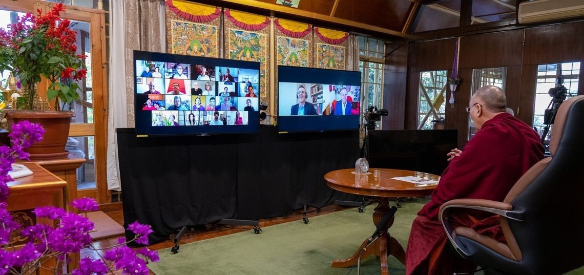 达赖喇嘛尊者在印北达兰萨拉的寝宫通过网络视讯出席“幸福及其成因”为主题的对话活动 2020年11月19日 摄影/Ven Tenzin Jamphel / OHHDL