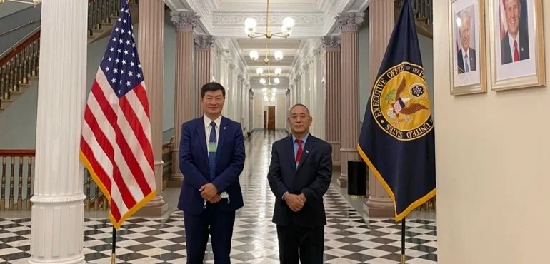 藏人行政中央司政洛桑森格（左）和驻北美办事处代表欧珠次仁在美国白宫大厅（图片来源：藏人行政中央官方网站）