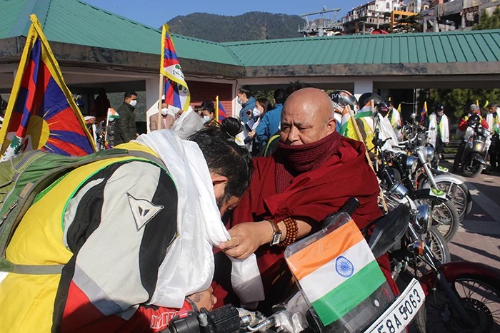 西藏人民议会副议长益西平措和其他政要向参加印藏边境摩托车巡游活动的藏人骑手们敬献哈达 2020年11月18日 照片/议会秘书处