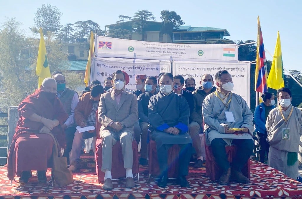 西藏人民议会议长白玛炯乃和副议长益西平措，以及当地印度政要应邀出席西藏青年会举办的印藏边境摩托车巡游活动揭幕仪式   2020年11月18日    照片/议会秘书处