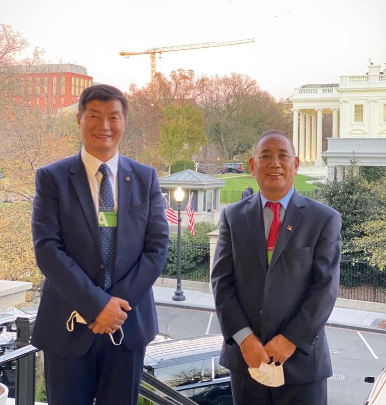 司政洛桑森格与代表欧珠次仁在会议结束后在美国白宫大楼外