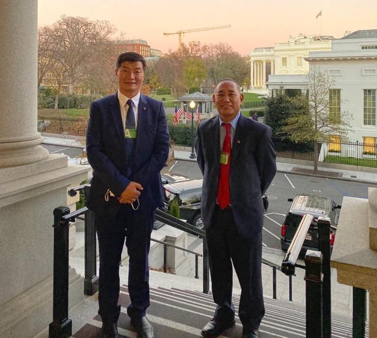 司政洛桑森格与代表欧珠次仁在会议结束后在美国白宫大楼外