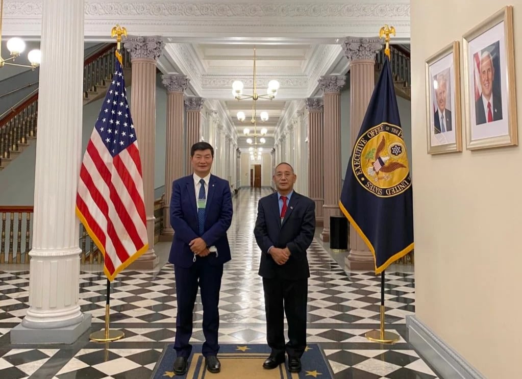 藏人行政中央司政洛桑森格与驻北美办事处代表欧珠次仁在美国白宫大厅 照片/驻北美办事处提供