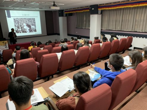 代表达瓦才仁在培训活动向台湾学生介绍西藏历史及文化 2020年10月31日 照片/驻台湾办事处提供
