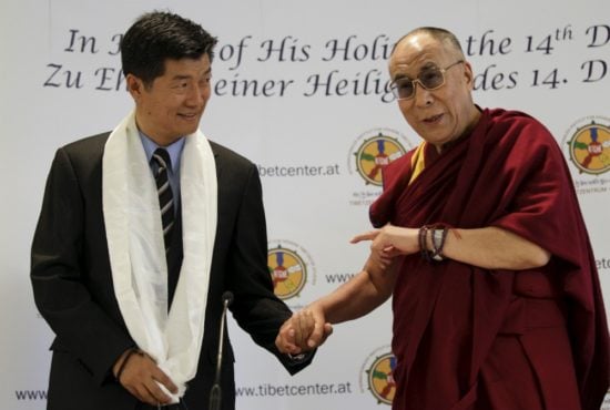 西藏流亡政府现任司政洛桑森格（左）与精神领袖达赖喇嘛（右）（汤森路透）