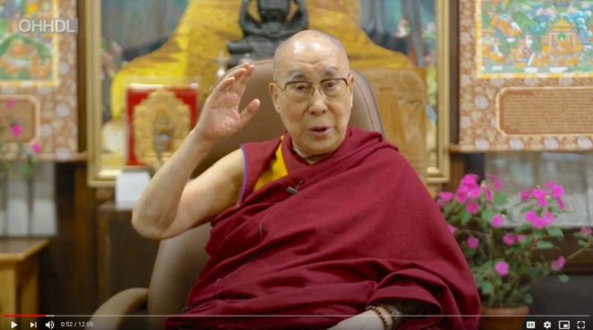 达赖喇嘛尊者透过网络视讯向参加第15届国际佛教大会的宗教领袖和僧尼发表讲话 照片/视频截图
