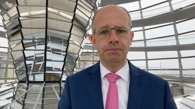 德国国会议员夏埃尔·布朗德先生透过网络在第三届日内瓦论坛开幕式上致辞   2020年11月9日   照片/视频截图