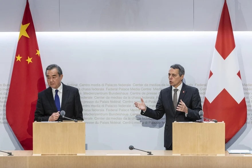 瑞士外交大臣，联邦议员伊格纳西奥·卡西斯（Ignazio Cassis）（右）和中国外交部长王毅（左）于2019年10月 照片/Keystone / Alessandro Della Valle