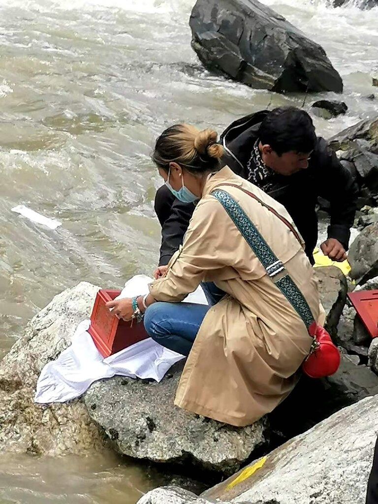 拉姆火化后，骨灰被撒在她居住的村庄附近的一条河里   照片/纽约时报中文网
