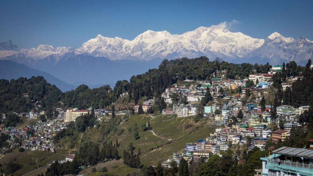 晴朗日照下的世界第三高峰──甘城章嘉峰（Kanchenjunga），艳丽无比   © 尹雯慧　
