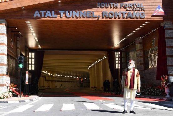 印度总理莫迪10月3日主持喜马拉雅山区隧道开通仪式，还亲自在隧道口留影。一般认为，这座隧道将大幅减少印度军队在紧急状况下开往与中国交界地带所需时间 （欧新社资料照）