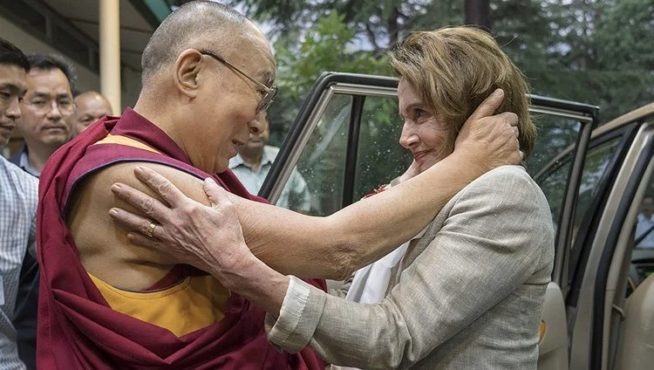 达赖喇嘛尊者在达兰萨拉迎接远道而来的朋友，美国众议院民主党领袖南希·佩洛西女士及她率领的美国国会两党的代表团 2017年5月9日 摄影/Tenzin Choejor / OHHDL