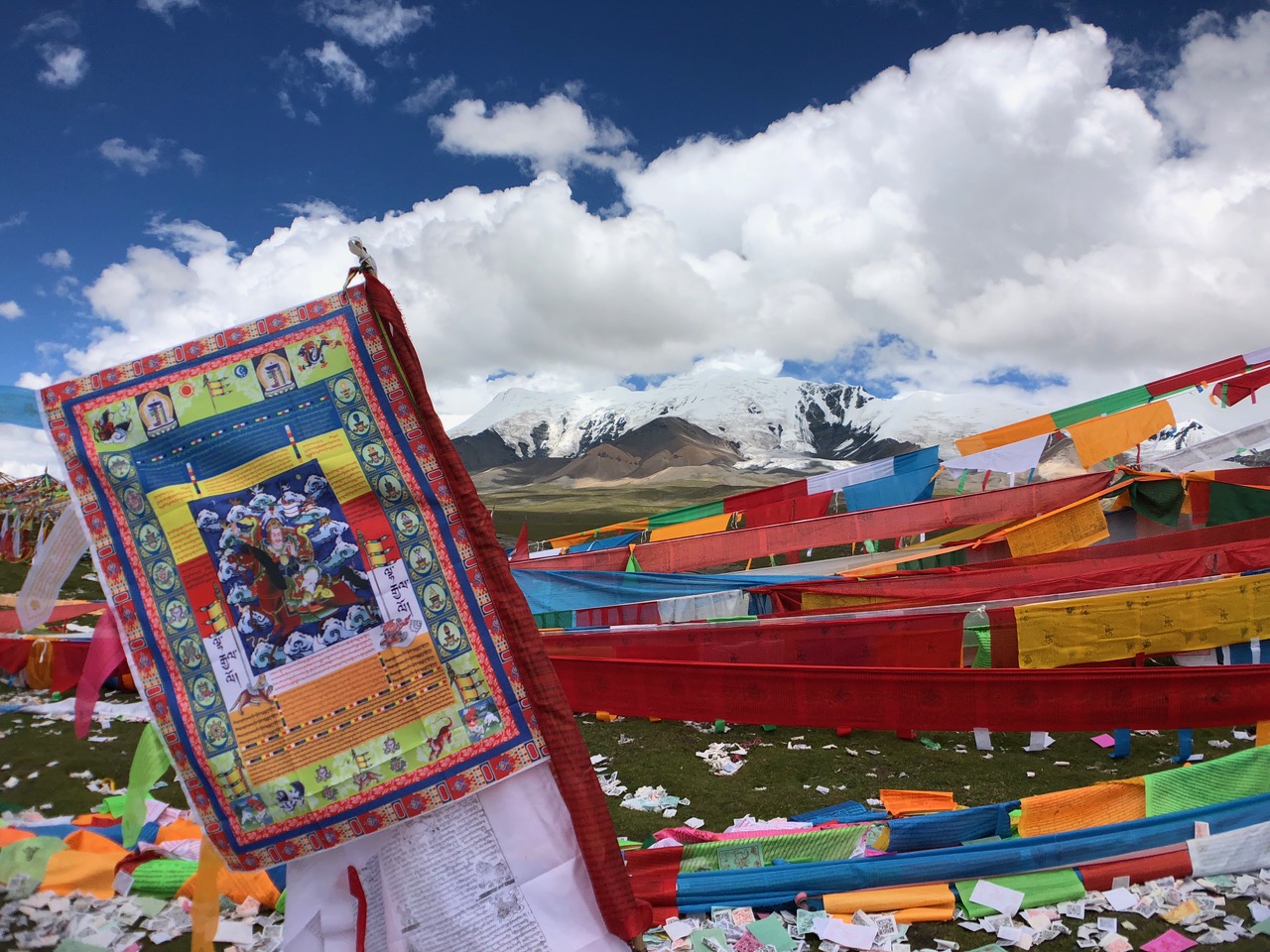 在西藏一处神山附近为世界和平和风调雨顺而悬挂的五色经幡 照片/载自网络