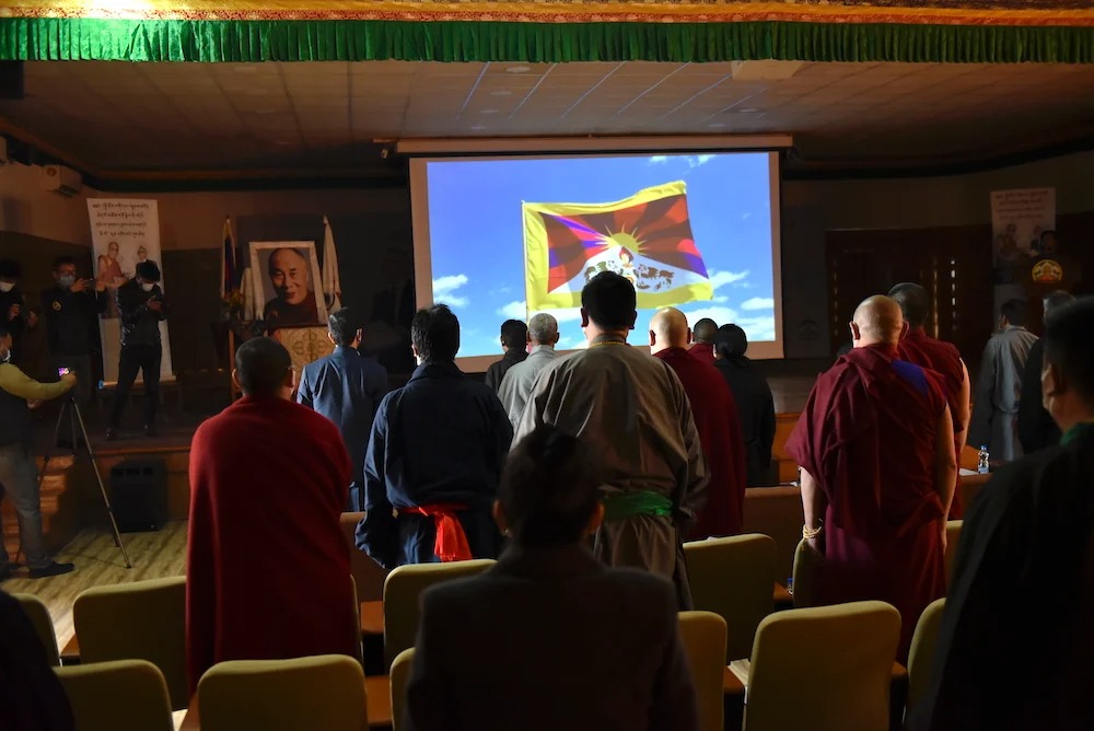与会各界人士在达兰萨拉举办的达赖喇嘛尊者荣获诺贝尔和平奖三十一周年庆典活动上唱诵西藏国歌 2020年12月10日 摄影/Tenzin Jigme/CTA
