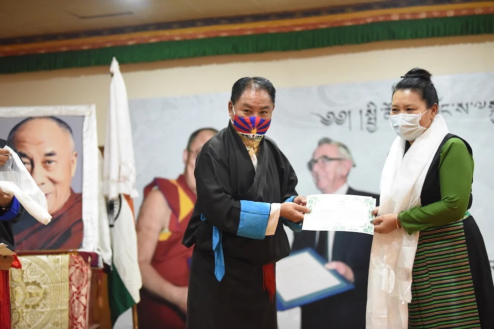 西藏人民议会议长白玛炯乃为服务超过25年的藏人行政中央公务员颁发奖章 2020年12月10日 摄影/Tenzin Jigme/CTA