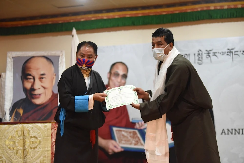 西藏人民议会议长白玛炯乃为服务超过25年的藏人行政中央公务员颁发奖章 2020年12月10日 摄影/Tenzin Jigme/CTA