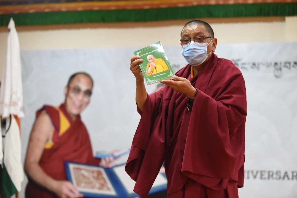宗教与文化部部长宇妥噶玛格勒也为外交与新闻部为“感恩达赖喇嘛尊者年”而特别出版发行的两本新书进行首发揭幕 2020年12月10日 摄影/Tenzin Jigme/CTA