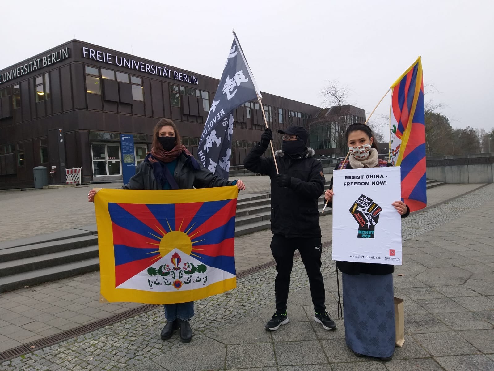德国支持西藏组织的代表丹增·佐赫鲍尔和莎拉·谢弗女士在柏林自由大学参加抗议活动 2020年12月10日 照片/驻日内瓦办事处提供