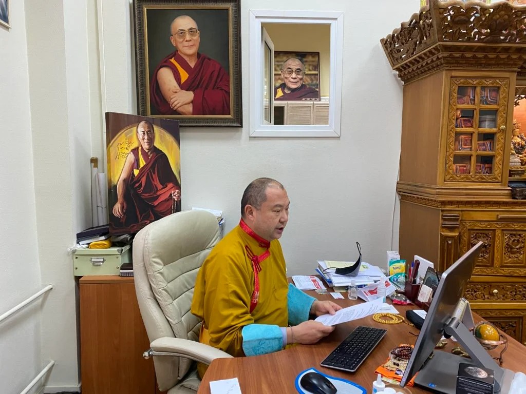 藏人行政中央驻俄罗斯办事处代表戴洛仁波切在 "现代世界的宗教对话 "网络圆桌会议上发表演讲   照片/驻俄罗斯办事处提供