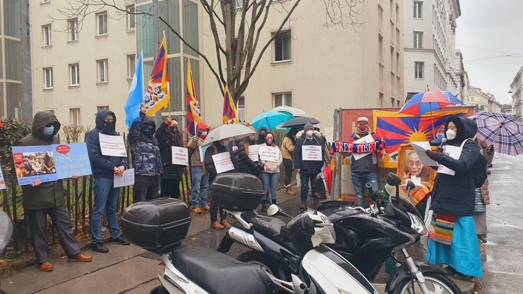 奥地利藏人和维吾尔人及支持者于世界人权日当天在中国大使馆前抗议其侵犯人权的行为 2020年12月10日 照片/驻日内瓦办事处提供