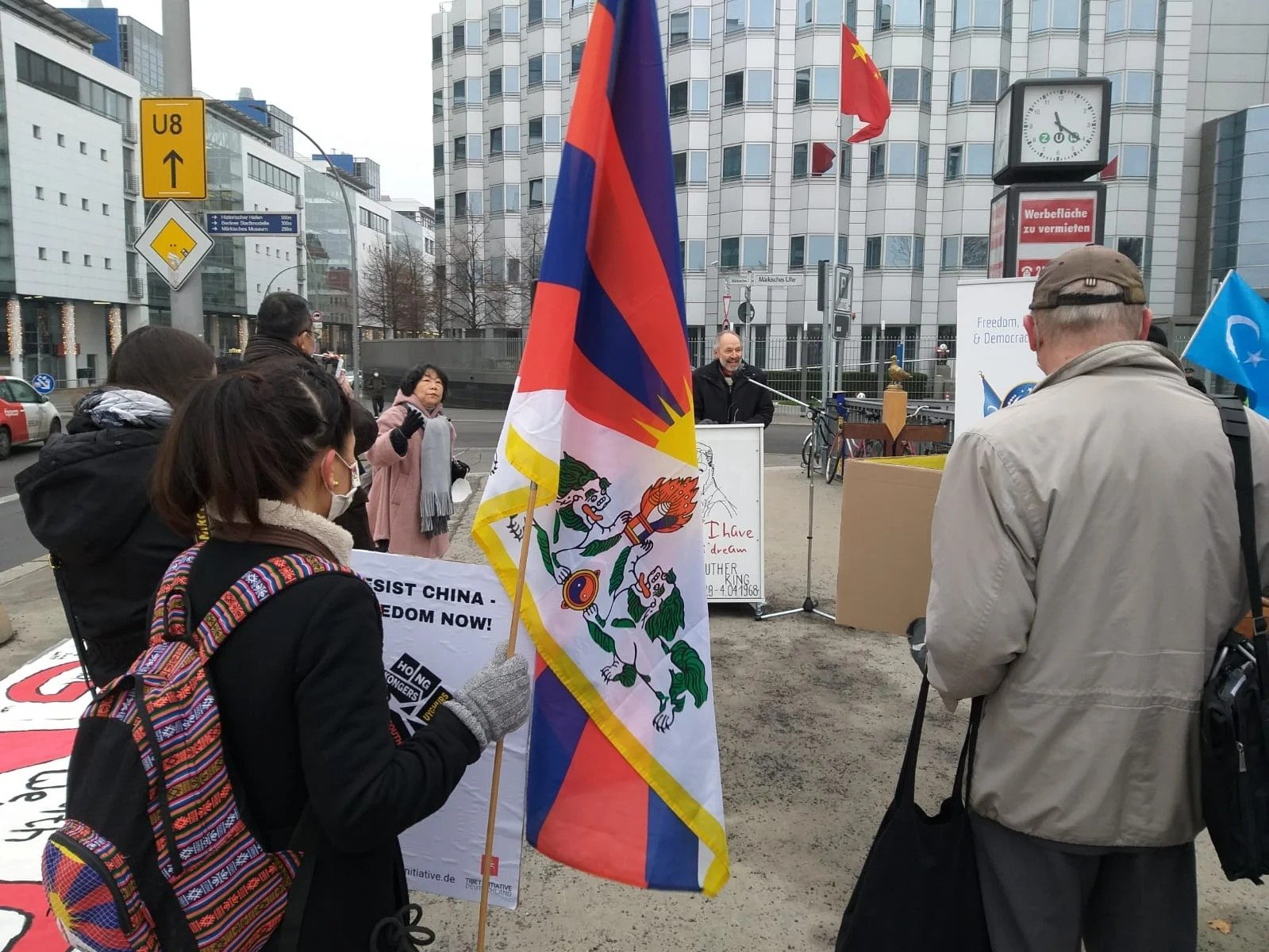 德国藏人和支持者于世界人权日在中国驻柏林大使馆前抗议中共侵犯人权的行为 2020年12月10日 照片/驻日内瓦办事处提供