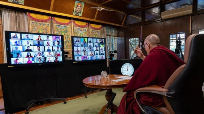 达赖喇嘛尊者在印度理工学院孟买分校主办的科技节上回答与会代表的提问    摄影/Ven Tenzin Jamphel/OHHDL