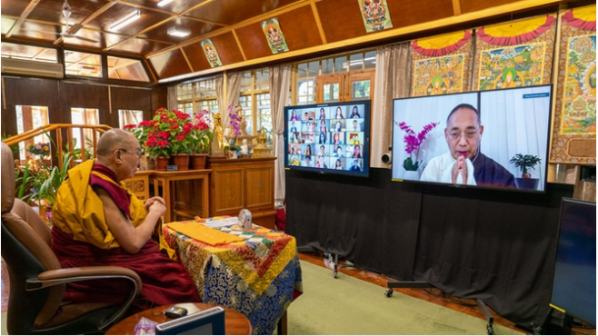 藏人行政中央驻北美办事处代表欧珠次仁通过视讯向达赖喇嘛尊者致意   照片/视频截图
