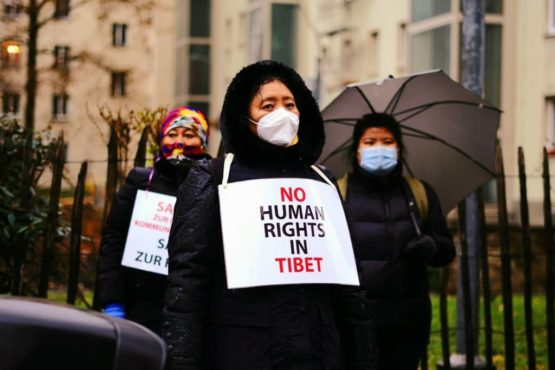 奥地利藏人和维吾尔人及支持者于世界人权日当天在中国大使馆前抗议其侵犯人权的行为 2020年12月10日 照片/驻日内瓦办事处提供