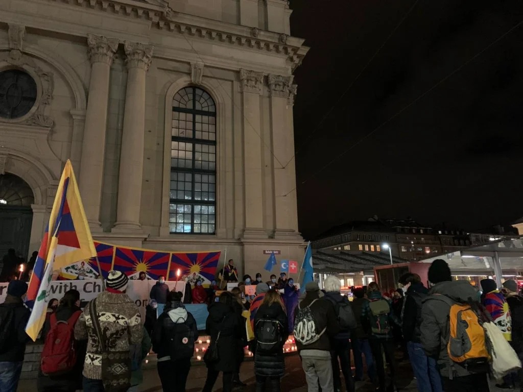 藏人、维吾尔人和香港人聚集在瑞士首都伯尔尼，抗议中国无视国际人权义务，同时呼吁瑞士重新考虑和修改与中国的贸易关系   2020年12月10日  照片/驻日内瓦办事处提供