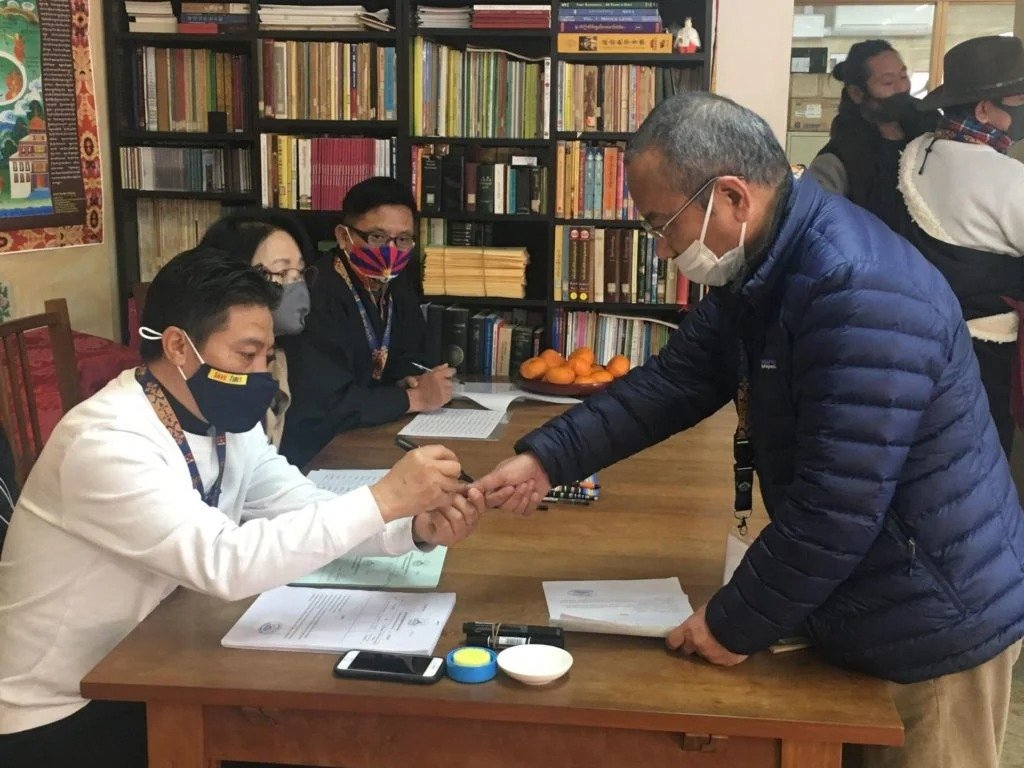 藏人行政中央驻日本办事处代表次旺嘉波·阿若亚在东京的投票站进行投票 2021年1月3日 照片/驻日本办事处提供